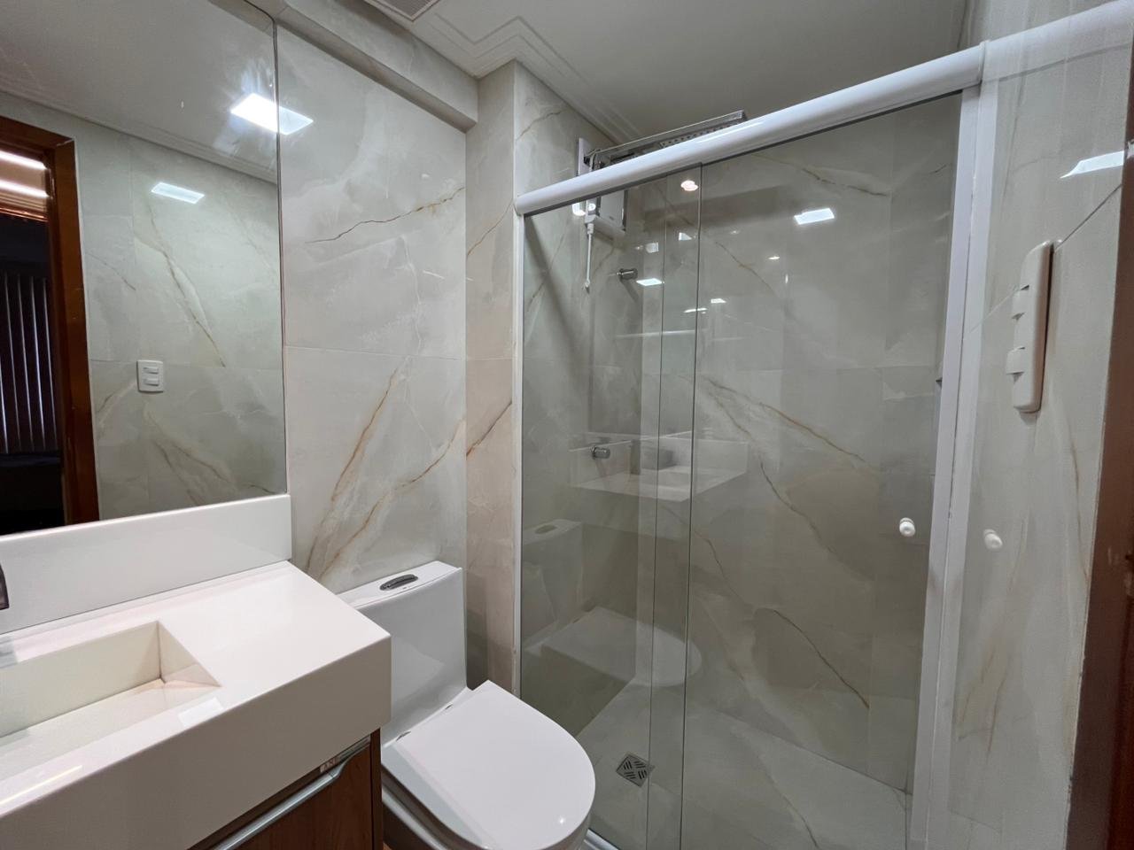 Apartamento mobiliado 2/4 com suíte em condomínio – moderno, climatizado e totalmente planejado