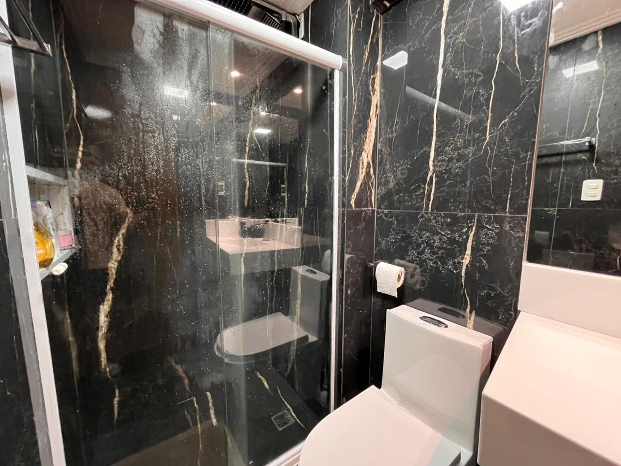 Apartamento mobiliado 2/4 com suíte em condomínio – moderno, climatizado e totalmente planejado